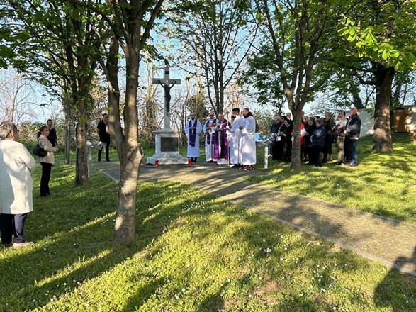 Biskup Mrzljak predvodio molitvu i predslavio svetu misu na spomen-dan žrtvama komunističkog terora stradalima 1945. u Vukovaru